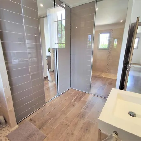 De Gamme Avec Piscine Et Grand Jardin Villa *