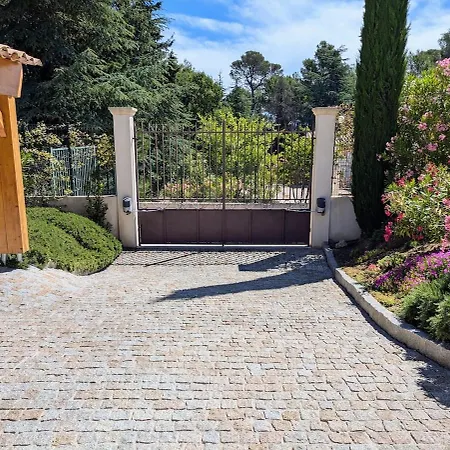 De Gamme Avec Piscine Et Grand Jardin
