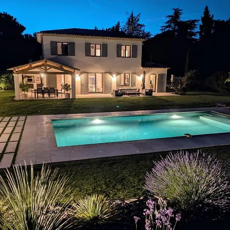 De Gamme Avec Piscine Et Grand Jardin *